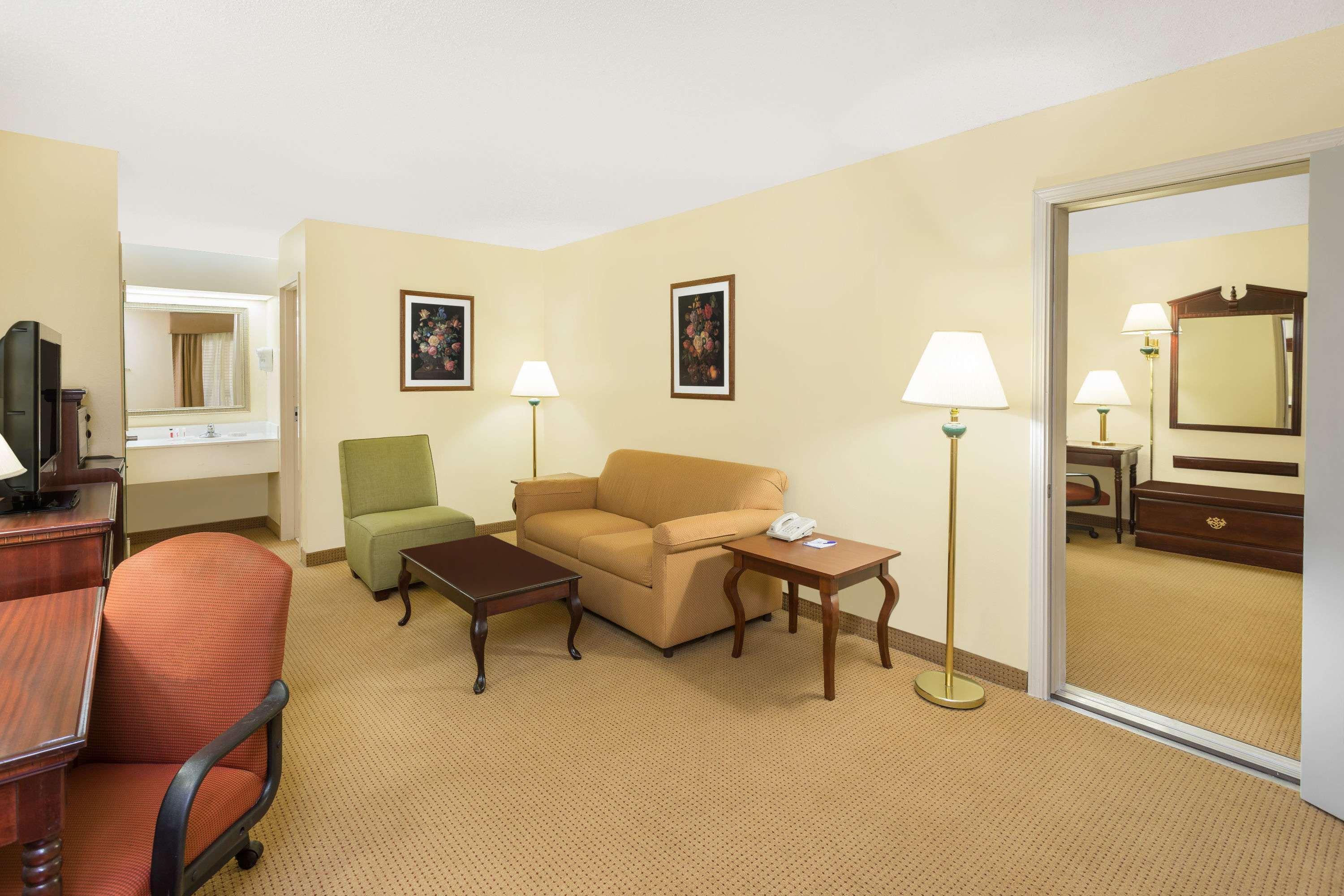 Baymont By Wyndham Griffin Hotel Exterior foto