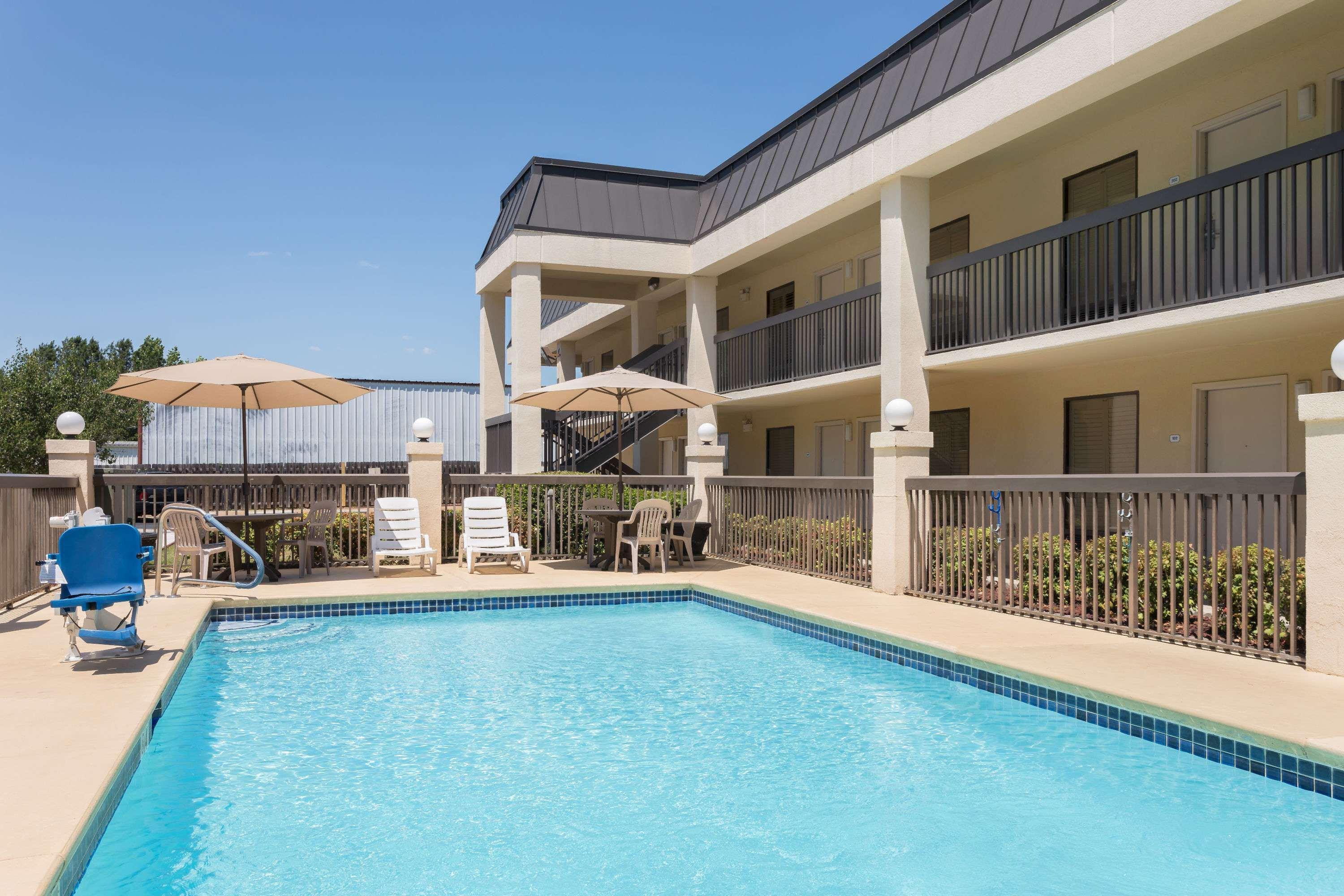 Baymont By Wyndham Griffin Hotel Exterior foto