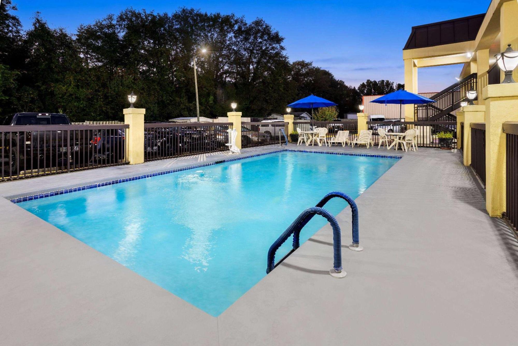 Baymont By Wyndham Griffin Hotel Exterior foto